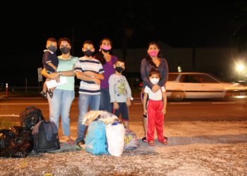 Las madres venezolanas con sus hijos después de que fueron liberadas del centro de detención de migrantes en el Helipuerto de la Guardia Costera de T&T en Chaguaramas. Vía Guardian