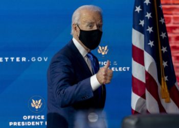 El presidente electo Joe Biden parte luego de dar una conferencia de prensa el martes 1 de diciembre de 2020 en la que anunció un equipo de asesores económicos, en Wilmington, Delaware. (AP Foto/Andrew Harnik)