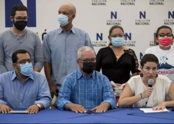 De izquierda a derecha, el aspirante a la Presidencia de Nicaragua por la opositora Unidad Nacional Azul y Blanco, Félix Maradiaga, el precandidato a la presidencia Luis Fley y la integrante del Consejo Político de la Coalición Nacional Tamara Dávila. Dávila y Maradiaga fueron "secuestrados" por el gobierno. EFE/ Jorge Torres