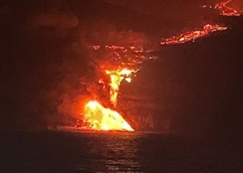 La colada de lava en el momento en que alcanza el mar en la isla de La Palma, en una imagen tomada desde el buque oceanográfico Ramón Margalef