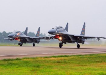 Cazas SU-30 chinos despegan para patrullar el Mar del Sur de China / Foto Xinhua vía AP