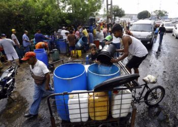 02/04/2019 Personas rellenan bidones de agua durante el apagón
POLITICA INTERNACIONAL
Juan Carlos Hernandez/ZUMA Wire/ DPA