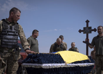Funeral por Roman Stevo, soldado Ucraniano caido en combate, en el nuevo cementerio de Mykolaiv. Albert Lores