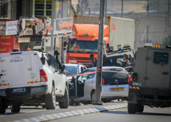Israeli security forces secure the scene of a shooting attack in Hawara, in the West Bank, near Nablus, February 26, 2023. Photo by Nasser Ishtayeh/Flash90 *** Local Caption *** פיגוע
חווארה
חייל
חיילים
שוטרים
הרוגים
כפר
ירי