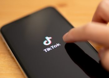 Imagen del logo de la aplicación china TikTok en un teléfono celular. EFE/EPA/HAYOUNG JEON