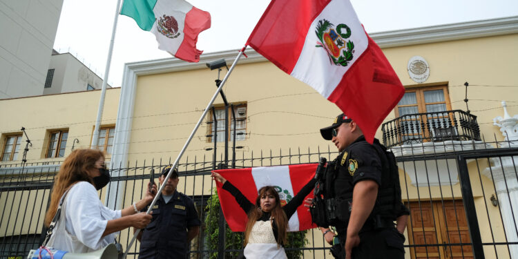 Demonstrators stand outside the Mexican embassy after Mexico's Foreign Minister Marcelo Ebrard said that Mexico has granted asylum to the family of former Peruvian President Pedro Castillo, in Lima, Peru December 20, 2022.  REUTERS/Liz Tasa