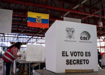 11/04/2021 April 11, 2021, Madrid, Spain: A woman is seen casting her vote during the Peruvian presidential elections in Madrid..Peru and Ecuador are two of the largest migrant populations in Spain. Today the general elections in Peru coincide with the second round of the presidential election in Ecuador. More than 150,000 people from Peru and about 180,000 from Ecuador are registered to vote from Spain in the presidential elections of their respective nations. In Ecuador Andrés Araúz and Guillermo Lasso compete for the presidency in the second round to succeed Lenín Moreno. On the other hand, in Peru, voters will have to choose between 18 presidential candidates and it is the first time that Peruvians living abroad can vote for representatives in Congress.
POLITICA 
Europa Press/Contacto/Diego Radames