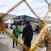 Fotografía de archivo de migrantes que esperan para subir a los autobuses que los trasladarán a las ciudades de Hermosillo. EFE/ Miguel Sierra