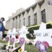 Vista de flores, velas y cartas depositadas frente a los monumentos de la Estrella de David con los nombres de las 11 personas que murieron en la sinagoga de la Congregación del Árbol de la Vida en Pittsburgh, Pennsylvania (EE. UU.). Imagen de archivo. EFE/Jared Wickerham