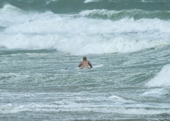 Fotografía de archivo de un surfista en las playas de Miami Beach. EFE/Giorgio Viera