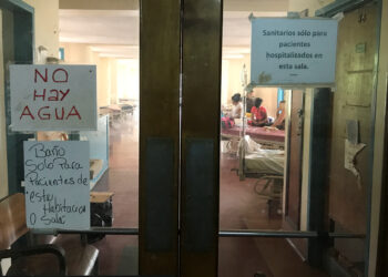 A sign that reads "There is no water" (top L) is seen at the Central University of Venezuela (UCV) hospital in Caracas, Venezuela August 14, 2018. Picture taken August 14, 2018. REUTERS/Marco Bello - RC182254C770