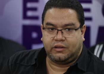 Francisco Castro (c), miembro del Comité Organizador de las primarias opositoras, habla hoy durante una rueda de prensa en la sede de la Comisión Nacional de Primaria, en Caracas (Venezuela). EFE/Miguel Gutiérrez