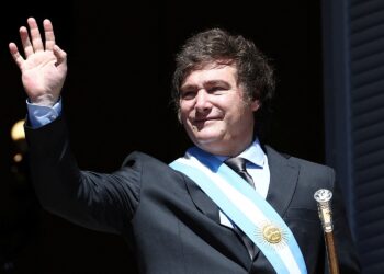 NOTICIAS ARGENTINAS BAIRES, 
DICIEMBRE 10: El presidente de 
Argentina, Javier Milei, saluda 
a sus seguidores desde el balcón 
de la Casa Rosada, tras su 
ceremonia de investidura, en 
Buenos Aires, Argentina 10 de 
diciembre de 2023. Foto NA: 
REUTERS/Agustin Marcarian