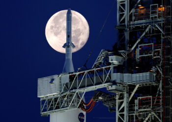 Una luna llena conocida como "Luna de Fresa" se muestra con el cohete lunar de última generación de la NASA, el Sistema de Lanzamiento Espacial (SLS) Artemis 1, en el Centro Espacial Kennedy en Cabo Cañaveral, Florida, EE. UU. 15 de junio de 2022. Foto REUTERS/Joe Patrón