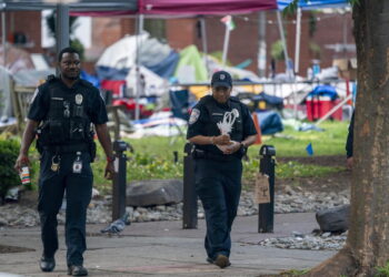 Washington (United States), 08/05/2024.- Police work at the scene following the removal of pro-Palestinian protesters and the closure of the encampment in the University Yard at George Washington University (GWU) in Washington, DC, USA, 08 May 2024. Police cleared the encampment using pepper spray and arresting those that resisted as they shut down the pro-Palestinian encampment. (Protestas) EFE/EPA/SHAWN THEW