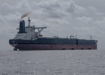 27/03/2023 El buque ANSHUN II con las defensas "Yokohama" preparadas y las tuberías conectadas para recibir otro petrolero y trasvasar crudo ruso, a 20 millas de Ceuta, a 5 de marzo de 2023, en Ceuta (España). Los buques CRIUS, ANSHUN II y Nobel, petroleros fletados por empresas rusas, han permanecido detenidos en alta mar frente a las costas marroquíes, preparados para que otro buque se atraque al costado para realizar la operación de trasvase de petróleo procedente de puertos rusos, en el Báltico y en el Mar Negro. Los petroleros ubicados en las aguas cercanas a Ceuta realizan trasvases de crudo procedente de Rusia para hacer llegar el producto a los mercados asiáticos pese a las sanciones de Occidente.
POLITICA 
Antonio Sempere - Europa Press