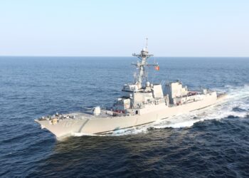 The guided-missile destroyer USS Gravely comes alongside the amphibious assault ship USS Kearsarge for a fueling at sea. Kearsarge is under way providing surface orientation for Naval Reserve Officers Training Corps Midshipmen in support of Career Orientation Training for Midshipmen  East. (U.S. Navy photo by Mass Communication Specialist 3rd Class Tamara Vaughn)