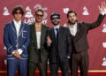 USA9375. MIAMI (FL, EEUU), 20/11/2024.- Fotografía del 14 de noviembre del 2024 de los integrantes de la banda venezolana Rawayana durante la entrega de los Premios Latin Grammy en el Kaseya Center de Miami, Florida (Estados Unidos). Este mes de noviembre ha sido determinante en la historia de la banda venezolana Rawayana. No solo ganó su tercer Latin Grammy, sino que recibió su primera nominación a los Grammy y su más reciente canción 'Veneka' se ha convertido en un himno para sus compatriotas. EFE/Eva Marie Uzcátegui