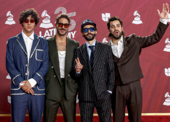 USA9375. MIAMI (FL, EEUU), 20/11/2024.- Fotografía del 14 de noviembre del 2024 de los integrantes de la banda venezolana Rawayana durante la entrega de los Premios Latin Grammy en el Kaseya Center de Miami, Florida (Estados Unidos). Este mes de noviembre ha sido determinante en la historia de la banda venezolana Rawayana. No solo ganó su tercer Latin Grammy, sino que recibió su primera nominación a los Grammy y su más reciente canción 'Veneka' se ha convertido en un himno para sus compatriotas. EFE/Eva Marie Uzcátegui