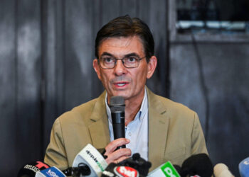 Centrist senator Rodrigo Paz of the Christian Democratic Party (PDC) attends a press conference following his victory in Bolivia's presidential runoff on Sunday, in La Paz, Bolivia, October 20, 2025. REUTERS/Claudia Morales