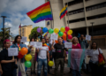 Activistas de la comunidad LGBTI participan en una manifestación frente a la sede del Tribunal Supremo de Justicia, hoy en Caracas (Venezuela).  FE/Rayner Peña R.