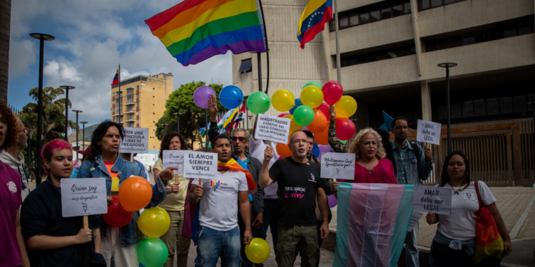 Activistas de la comunidad LGBTI participan en una manifestación frente a la sede del Tribunal Supremo de Justicia, hoy en Caracas (Venezuela).  FE/Rayner Peña R.