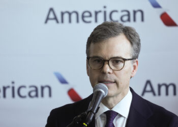 AME8017. MAIQUETIA (VENEZUELA), 30/04/2026.- El encargado de negocios de Estados Unidos en Venezuela de American Airlines, John M. Barrett, habla en una rueda de prensa este jueves, durante los preparativos para recibir el vuelo con el que la compañía retoma su operación en la ruta Miami-Caracas en el Aeropuerto Internacional de Maiquetía (Venezuela). EFE/ Miguel Gutiérrez