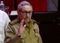 /////FOTO DE ARCHIVO/////////////////AME842. LA HABANA (CUBA), 19/04/2021.- El General de Ejército Raúl Castro Ruz, saluda tras la elección de Miguel Díaz-Canel Bermúdez, Presidente de la República, como Primer Secretario del Comité Central del Partido Comunista de Cuba (CC PCC), durante la Sesión de Clausura del VIII Congreso del PCC, en el Palacio de Convenciones, en La Habana (Cuba). Raúl Castro, un militar pragmático, trató en la última década de encarrilar Cuba hacia el anhelado socialismo próspero mediante reformas económicas y la reconciliación con Estados Unidos, un objetivo que aún se ve lejano este lunes, el día de su retirada definitiva de la política. EFE/ ACN /Ariel Ley Royero