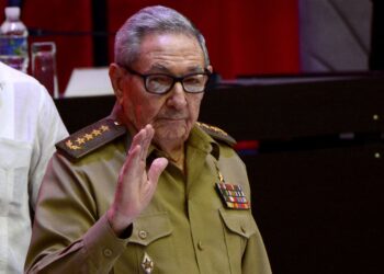 /////FOTO DE ARCHIVO/////////////////AME842. LA HABANA (CUBA), 19/04/2021.- El General de Ejército Raúl Castro Ruz, saluda tras la elección de Miguel Díaz-Canel Bermúdez, Presidente de la República, como Primer Secretario del Comité Central del Partido Comunista de Cuba (CC PCC), durante la Sesión de Clausura del VIII Congreso del PCC, en el Palacio de Convenciones, en La Habana (Cuba). Raúl Castro, un militar pragmático, trató en la última década de encarrilar Cuba hacia el anhelado socialismo próspero mediante reformas económicas y la reconciliación con Estados Unidos, un objetivo que aún se ve lejano este lunes, el día de su retirada definitiva de la política. EFE/ ACN /Ariel Ley Royero