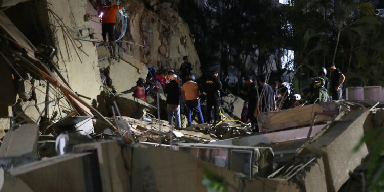 AME4181. CARACAS (VENEZUELA), 24/06/2026.- Integrantes de cuerpos de emergencia buscan víctimas este miércoles, luego de dos fuertes terremotos que sacudieron el Caribe venezolano en Caracas (Venezuela). El evento principal fue un sismo de magnitud 7,5, informó el sistema oficial de alerta de tsunamis de Estados Unidos. EFE/ Ronald Peña R