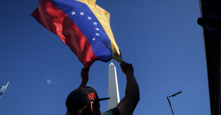 Venezolanos festejan en el centro porteño la detención de Nicolás Maduro por parte de Estados Unidos. Foto: Antonio Becerra.